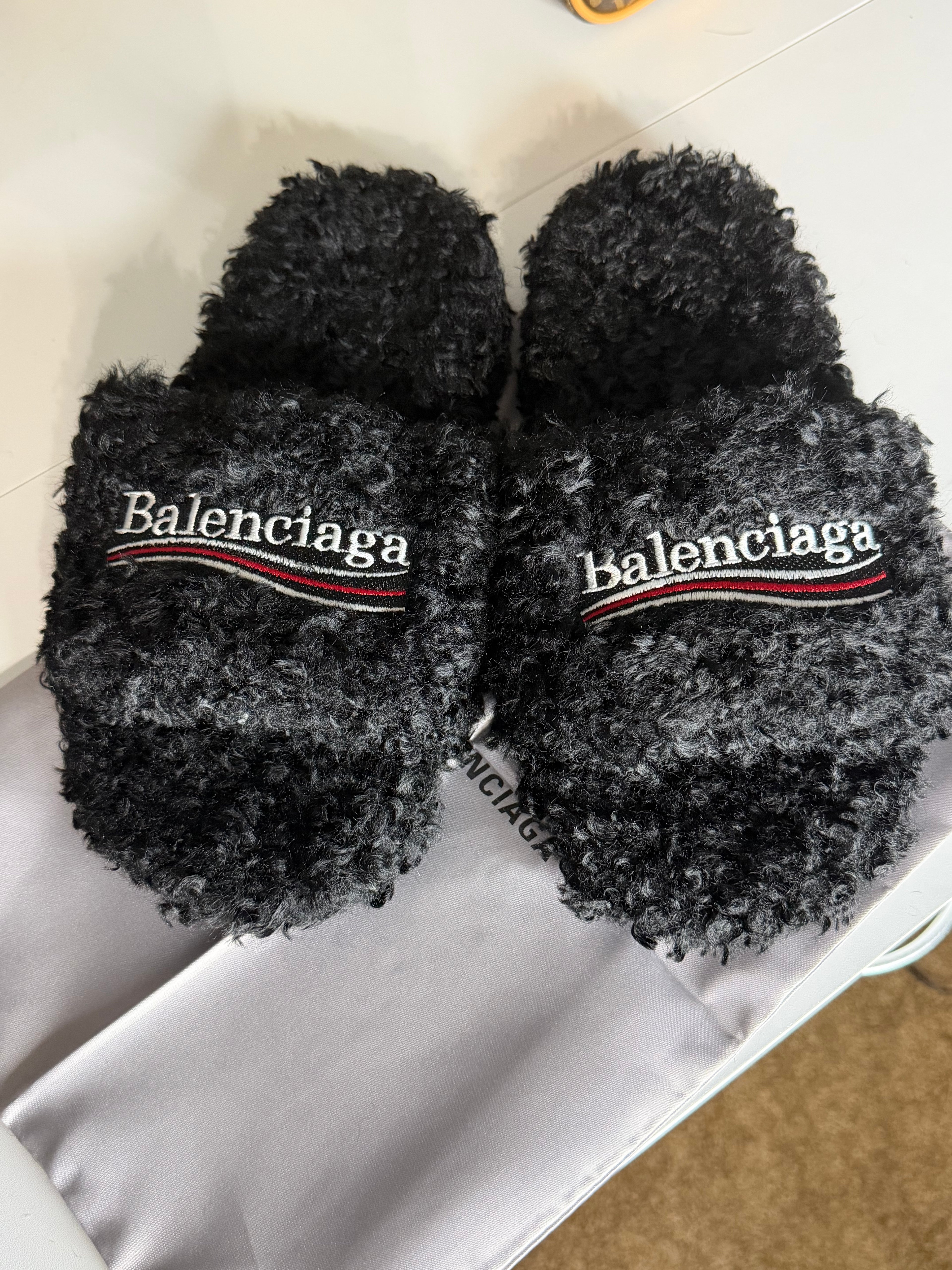 🖤 Black Plush Curly Slides *PRE ORDER*
